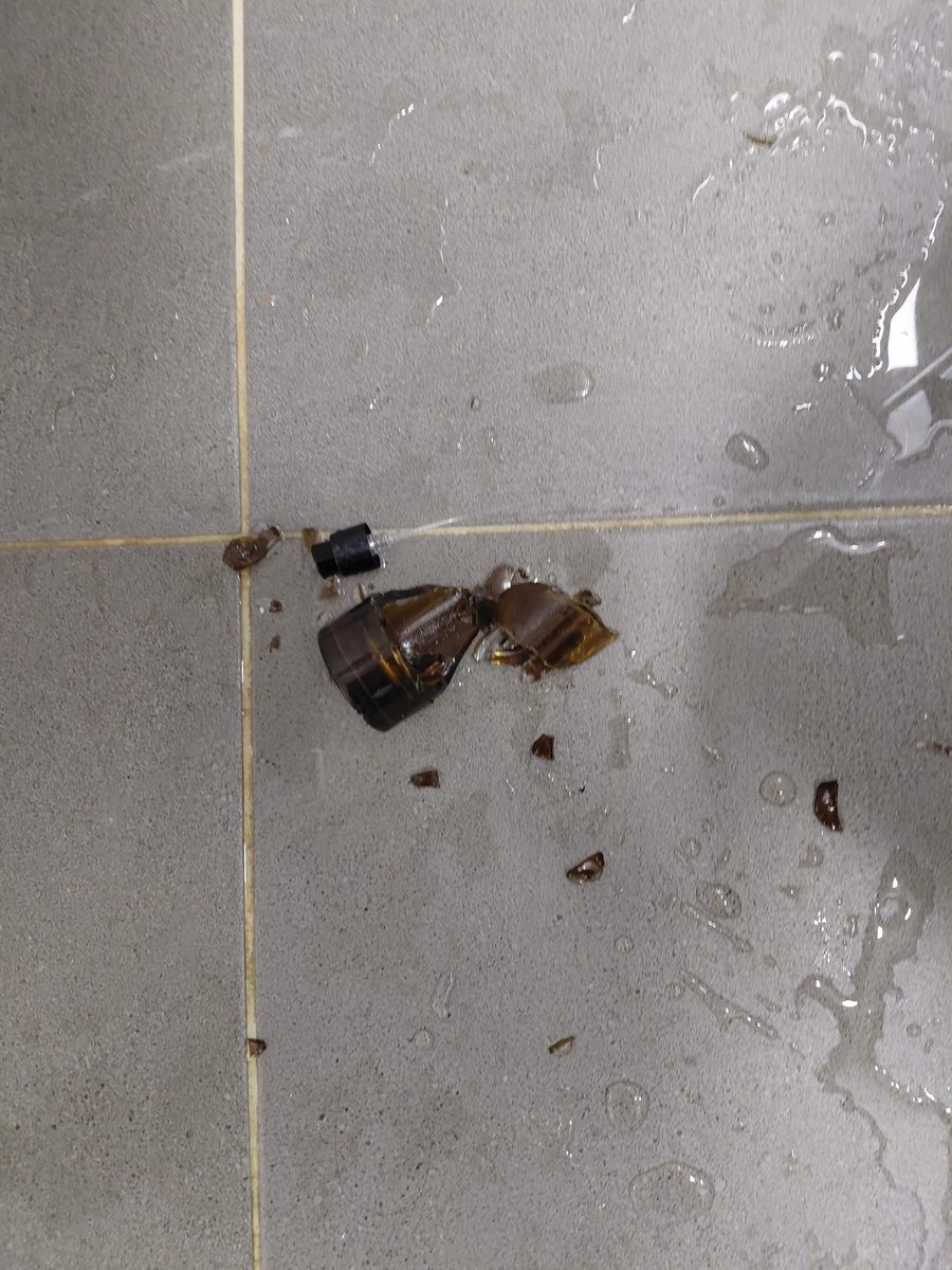 서울 광진구 변기 막힘 현장, 변기에서 꺼낸 이물질, 깨진 향수병 조각